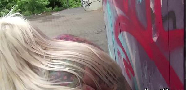  GERMAN SCOUT - Tattoo Bitch Jarushka Ross mit MEGA Natur Titten outdoor ohne Gummi in Berlin gefickt